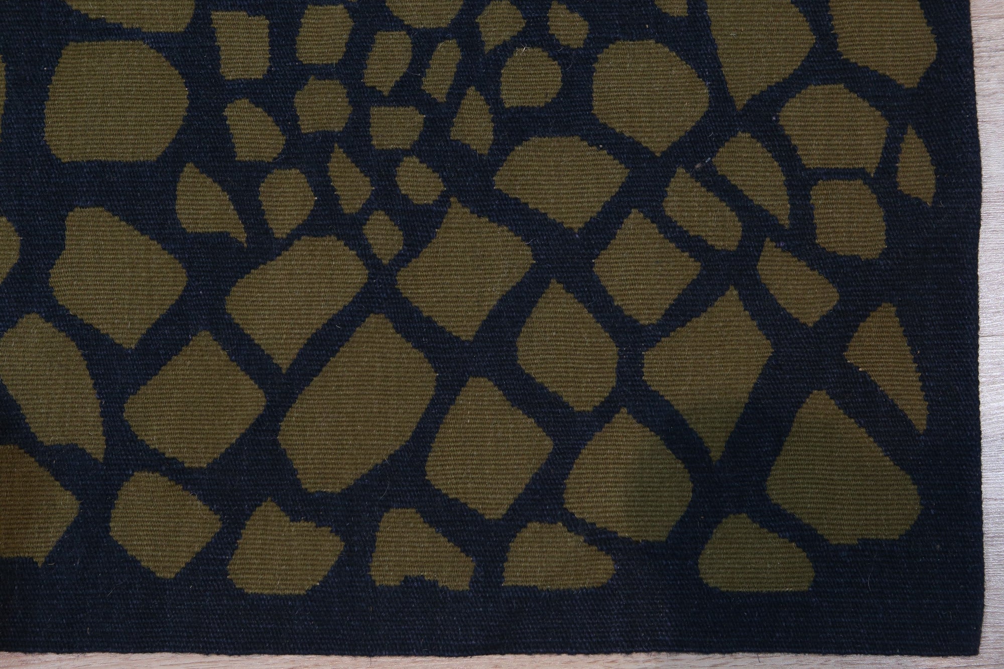 Dazzling Talia Green Flatweave Wool Rug, a vibrant emerald and jade wool rug with a subtle geometric pattern, anchors a light-filled living room with mid-century modern furniture.