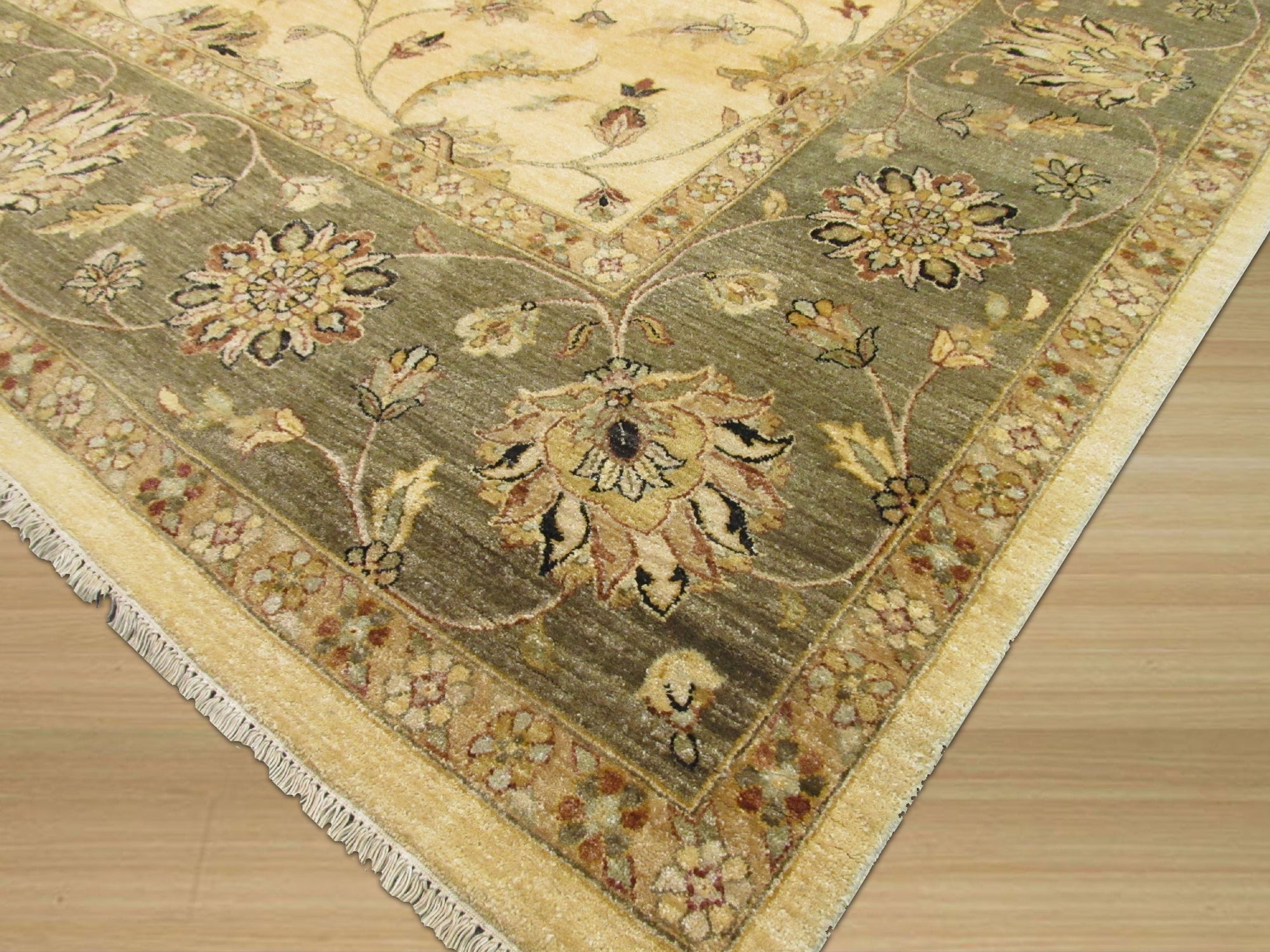 Exquisite Agra Traditional Handmade Wool Masterpiece Rug