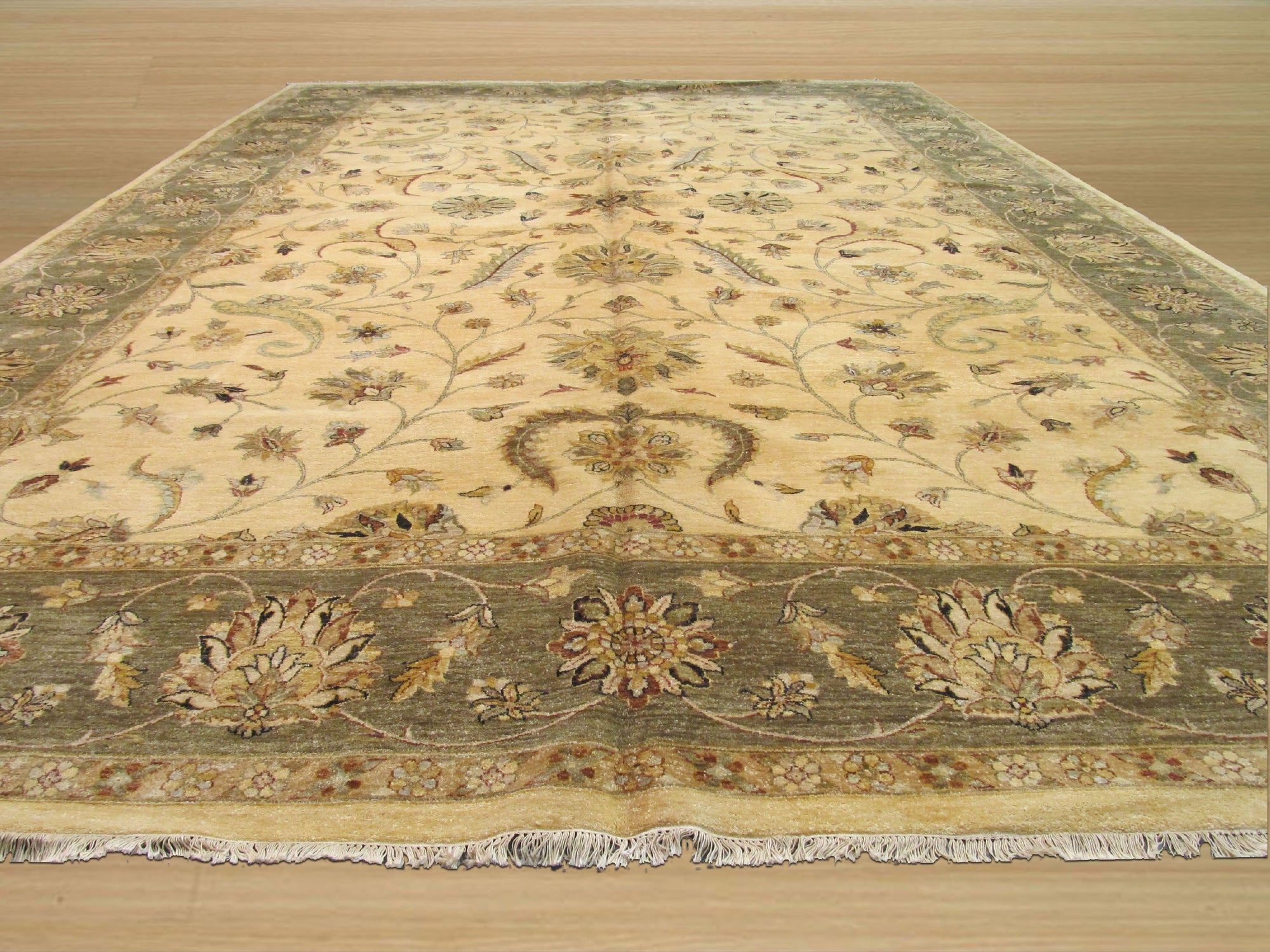 Exquisite Agra Traditional Handmade Wool Masterpiece Rug