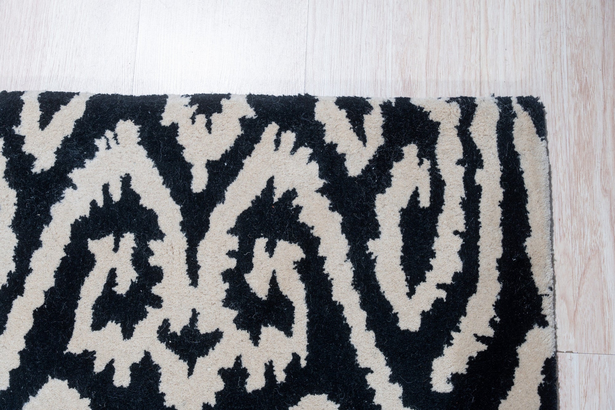 Luna Willow Black, White Hand Tufted Wool Rug