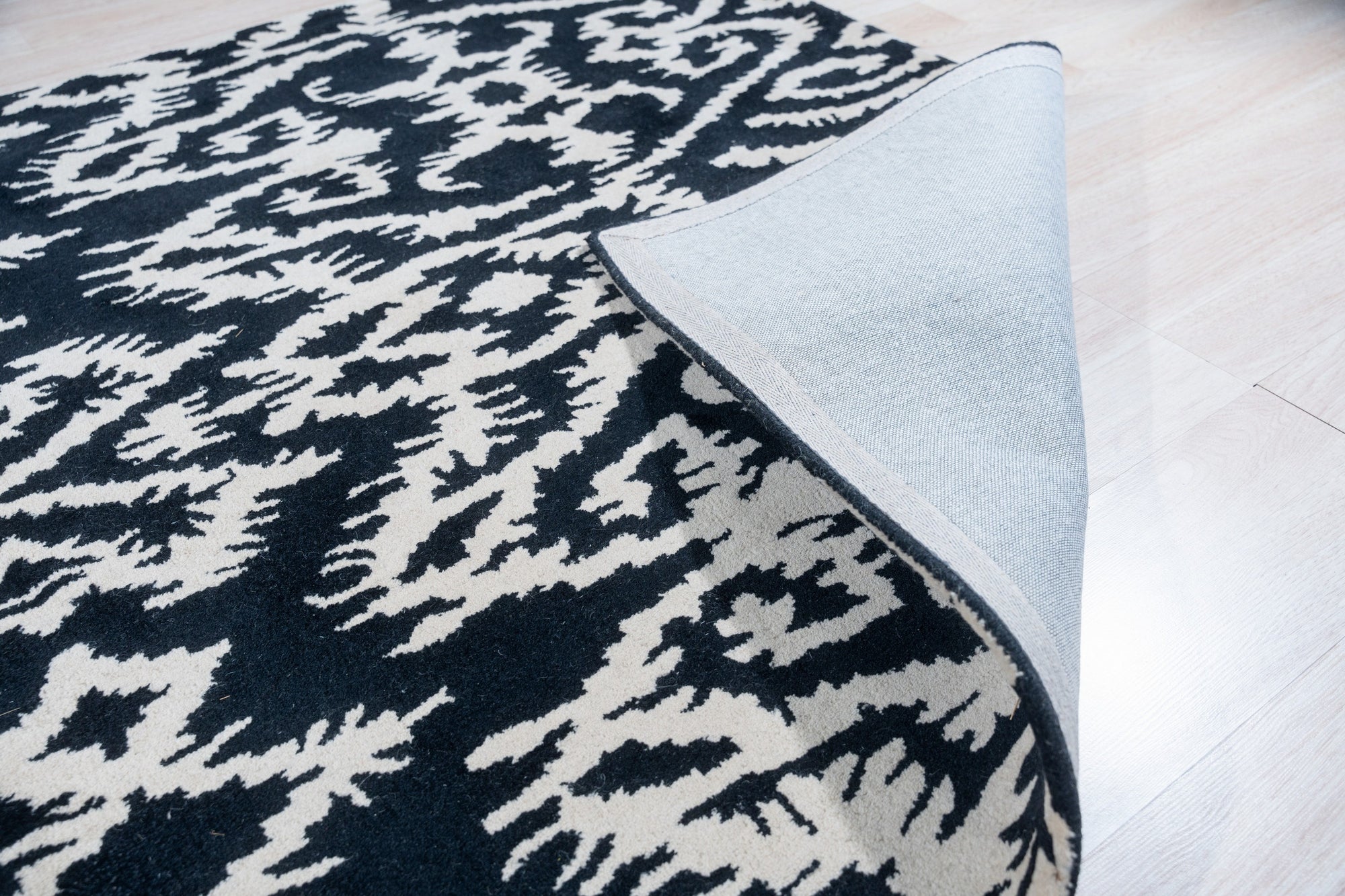 Luna Willow Black, White Hand Tufted Wool Rug