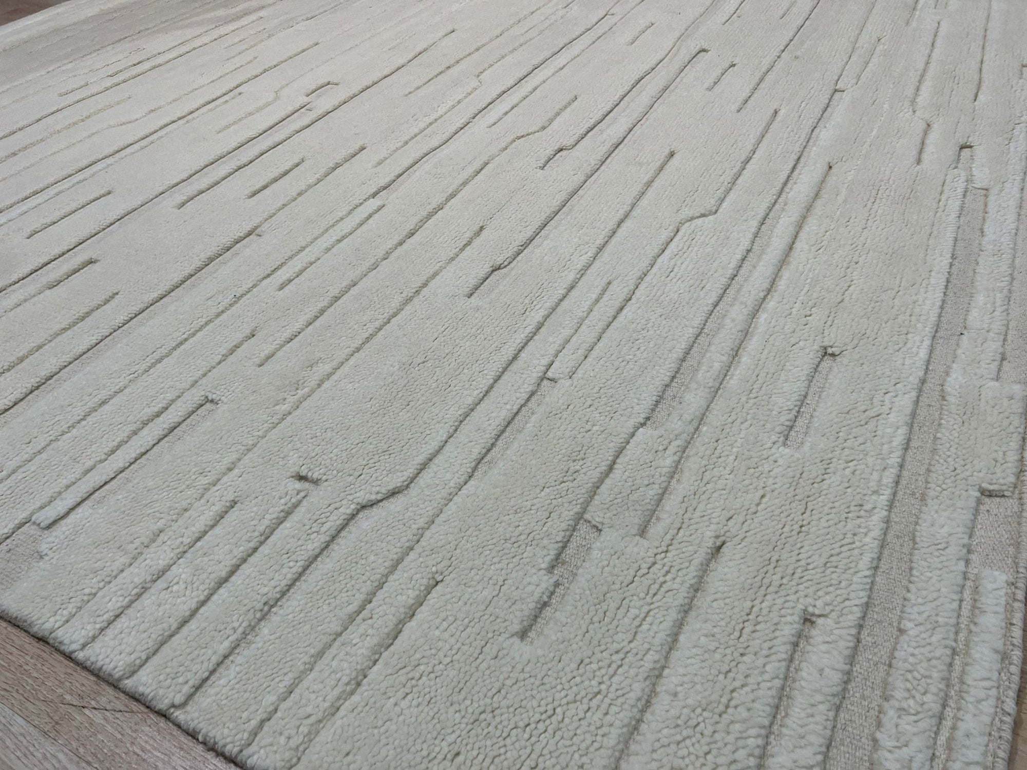 Para Vibrant White Hand Knotted Wool Rug, its textural wool construction adding subtle depth to a modern living space.