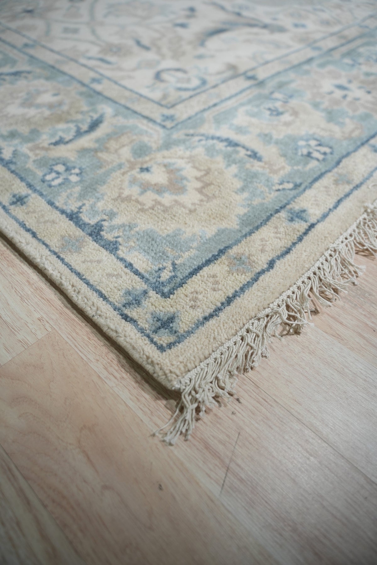 Elegant Ivory & Sapphire Traditional Ornate Rug