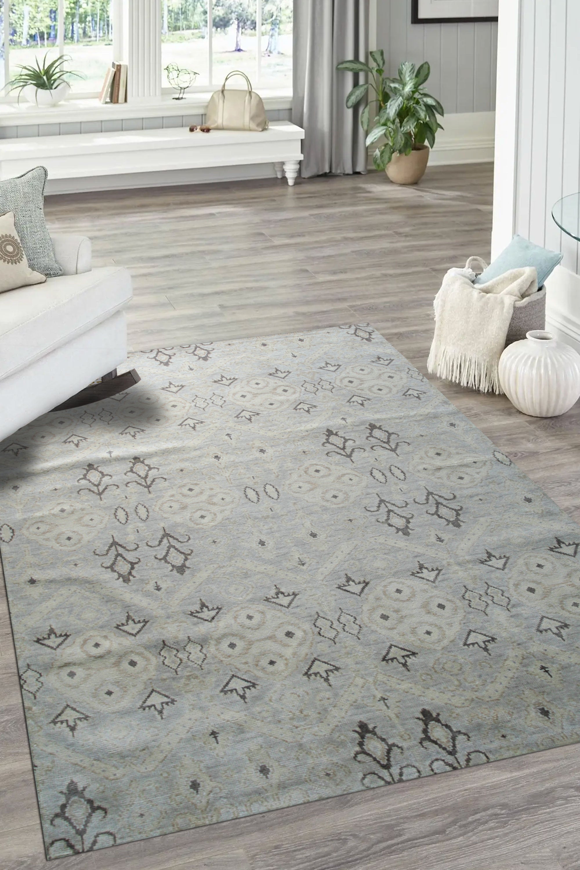 Ellara Hand-Knotted Traditional Wool Rug