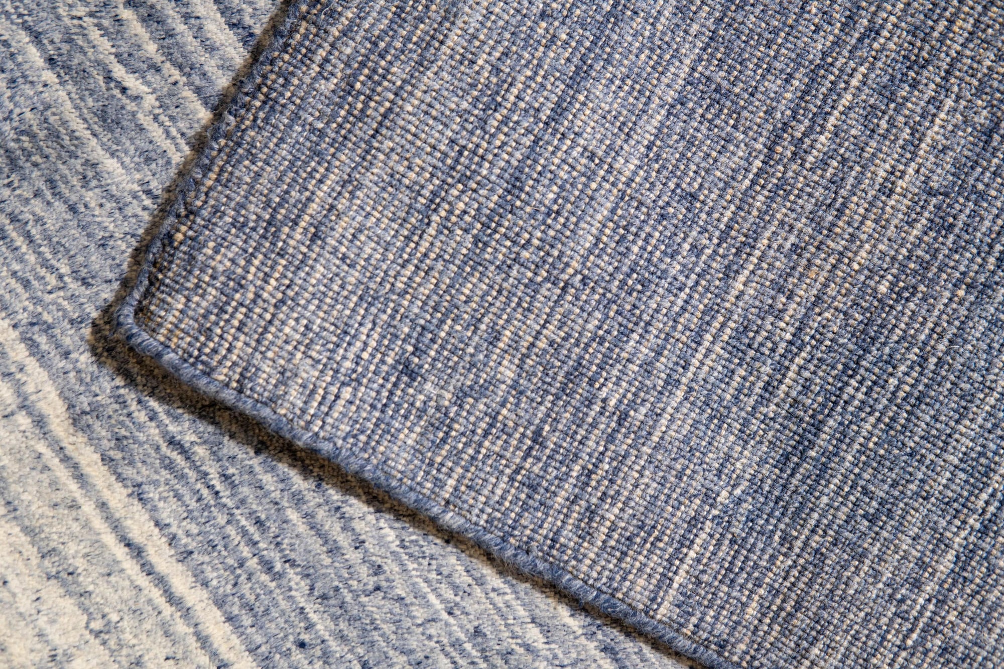 Willow Para Blue Handmade Wool Rug, showcasing a close-up view of the rug&#39;s texture and color variations, highlighting the handmade construction and para blue hues.