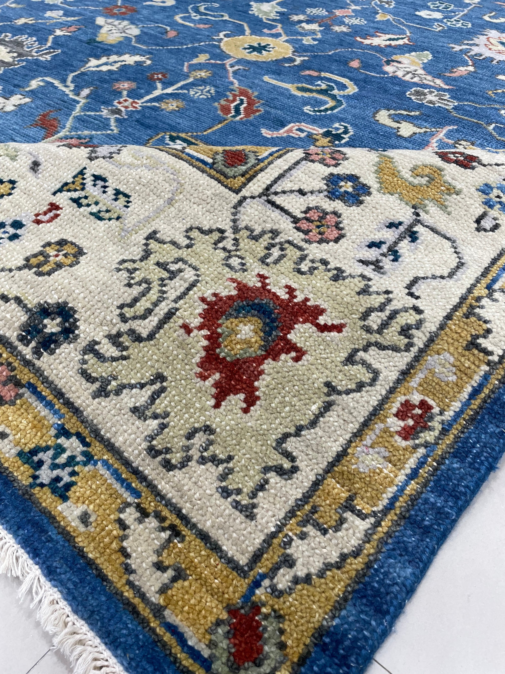 Elegant Mahal Hand-Knotted Wool Rug