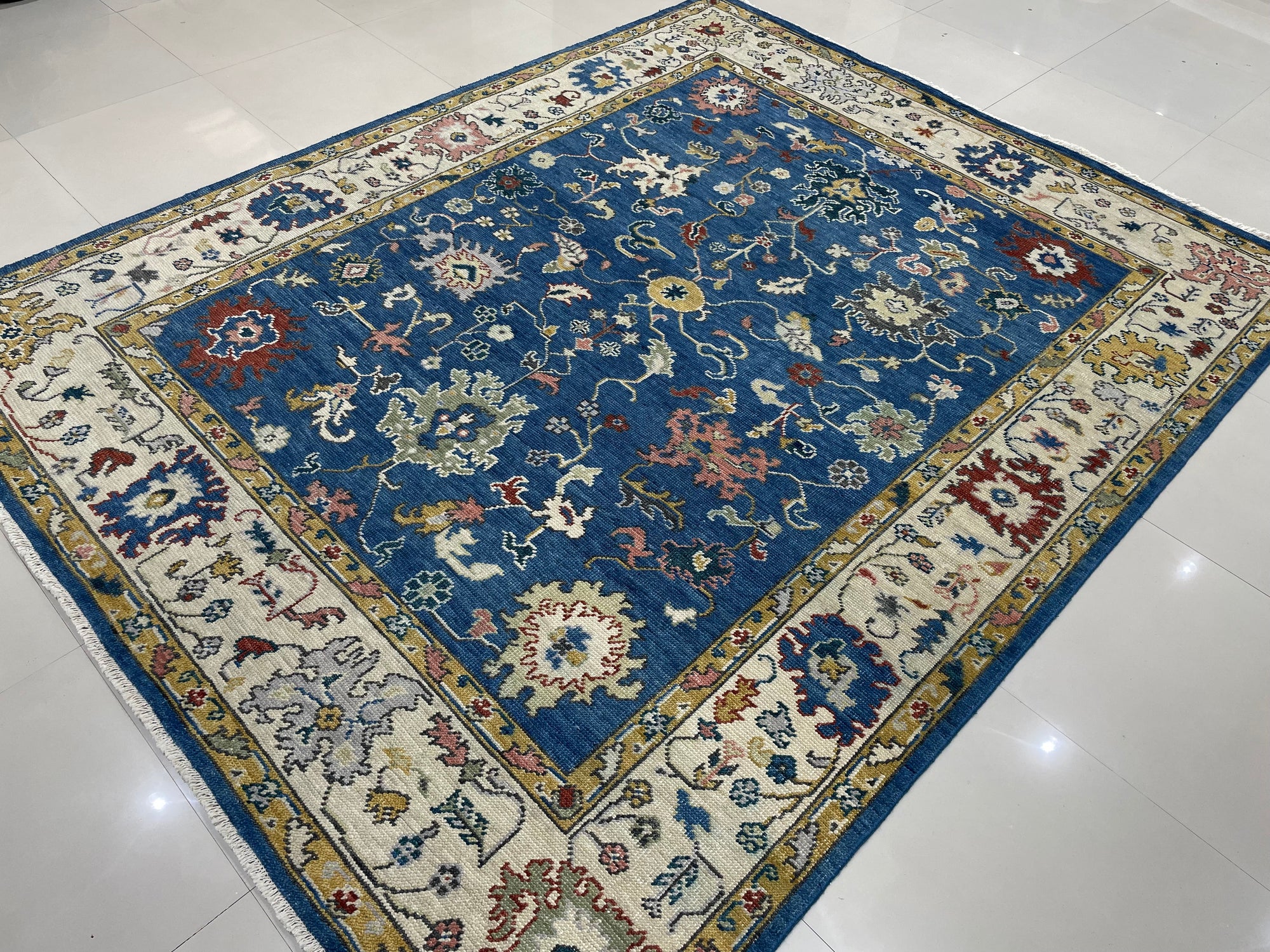 Elegant Mahal Hand-Knotted Wool Rug