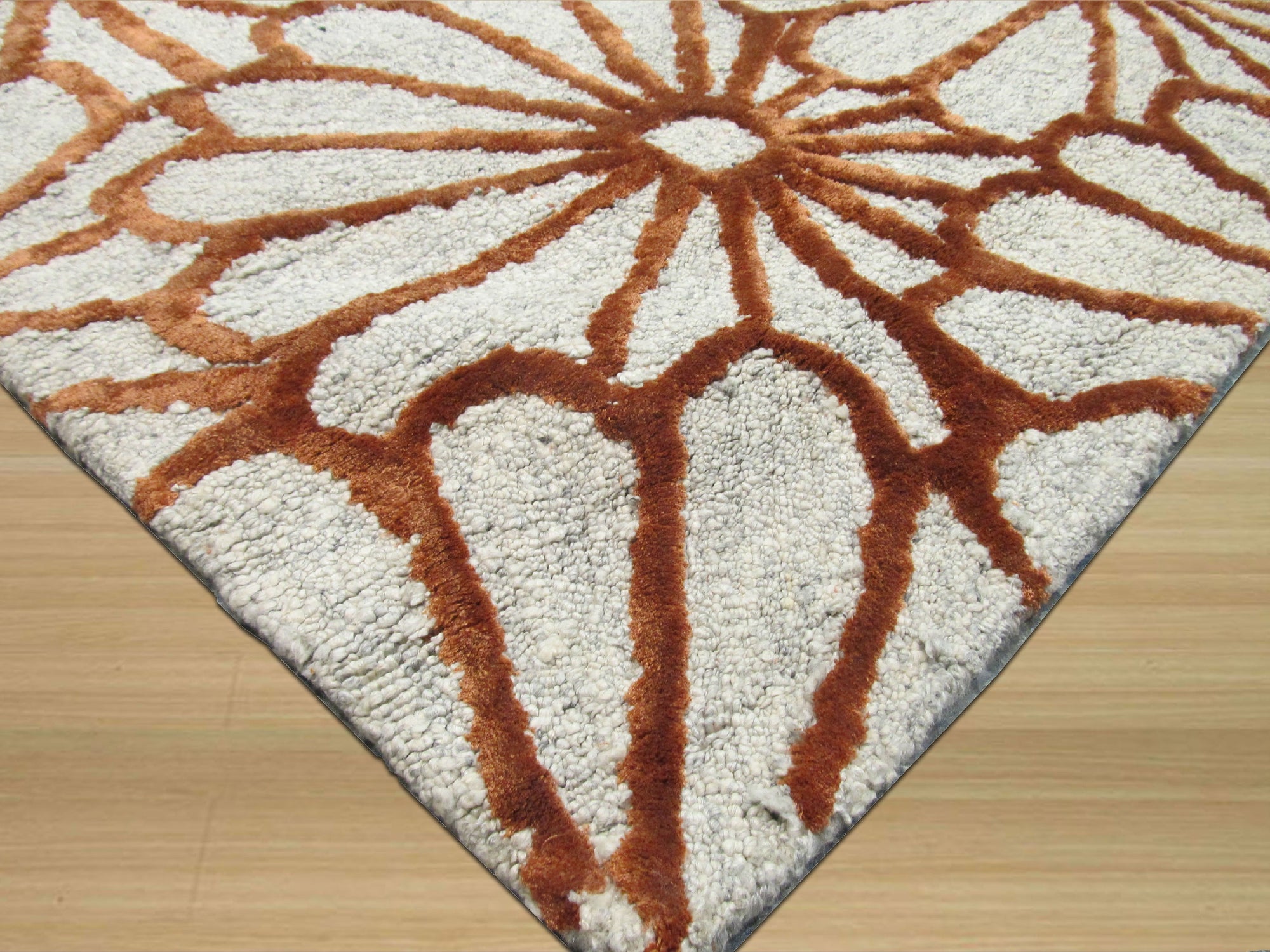 Sunflower Trellis Hand-Tufted Ivory Wool and Viscose Rug