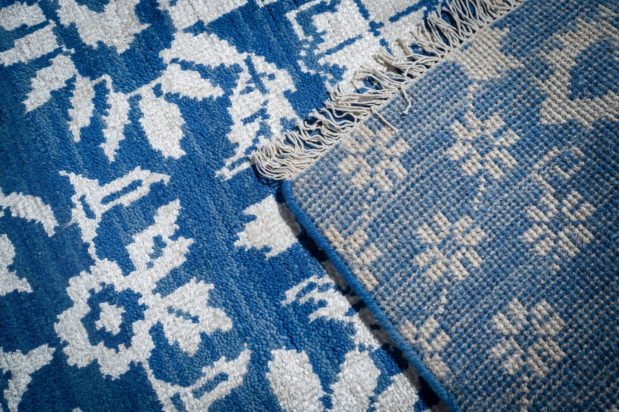 Blue ivory Oushak rug back corner detail