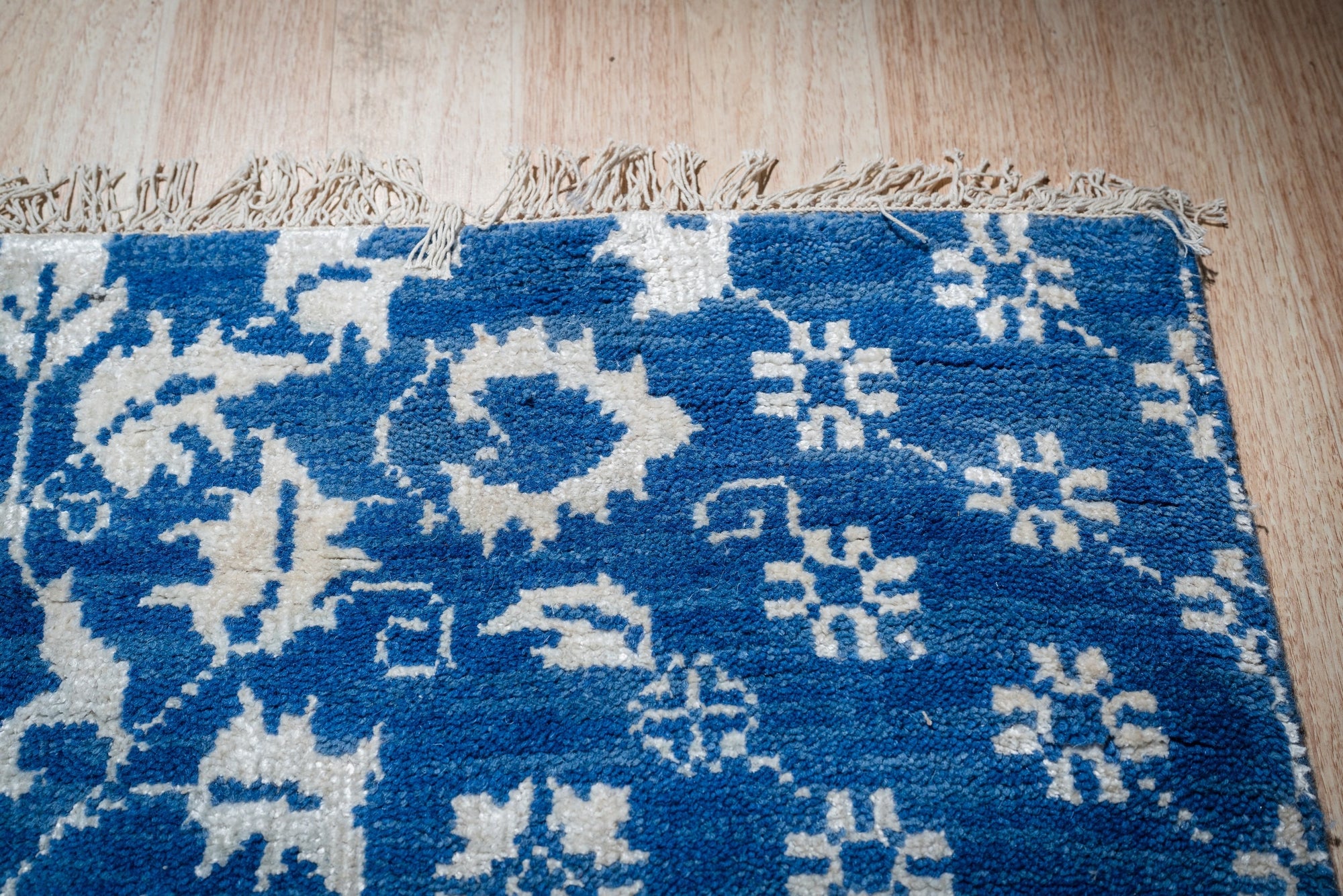 Blue ivory Oushak rug hand-knotted back and fringe detail