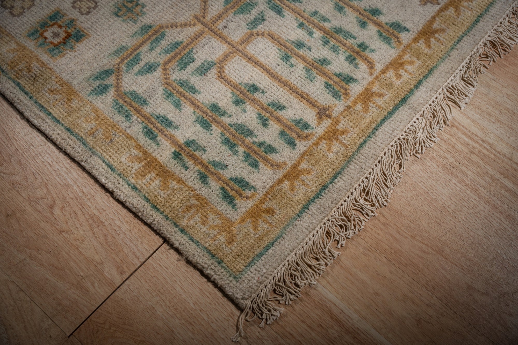 Ivory Oushak rug corner and border detail