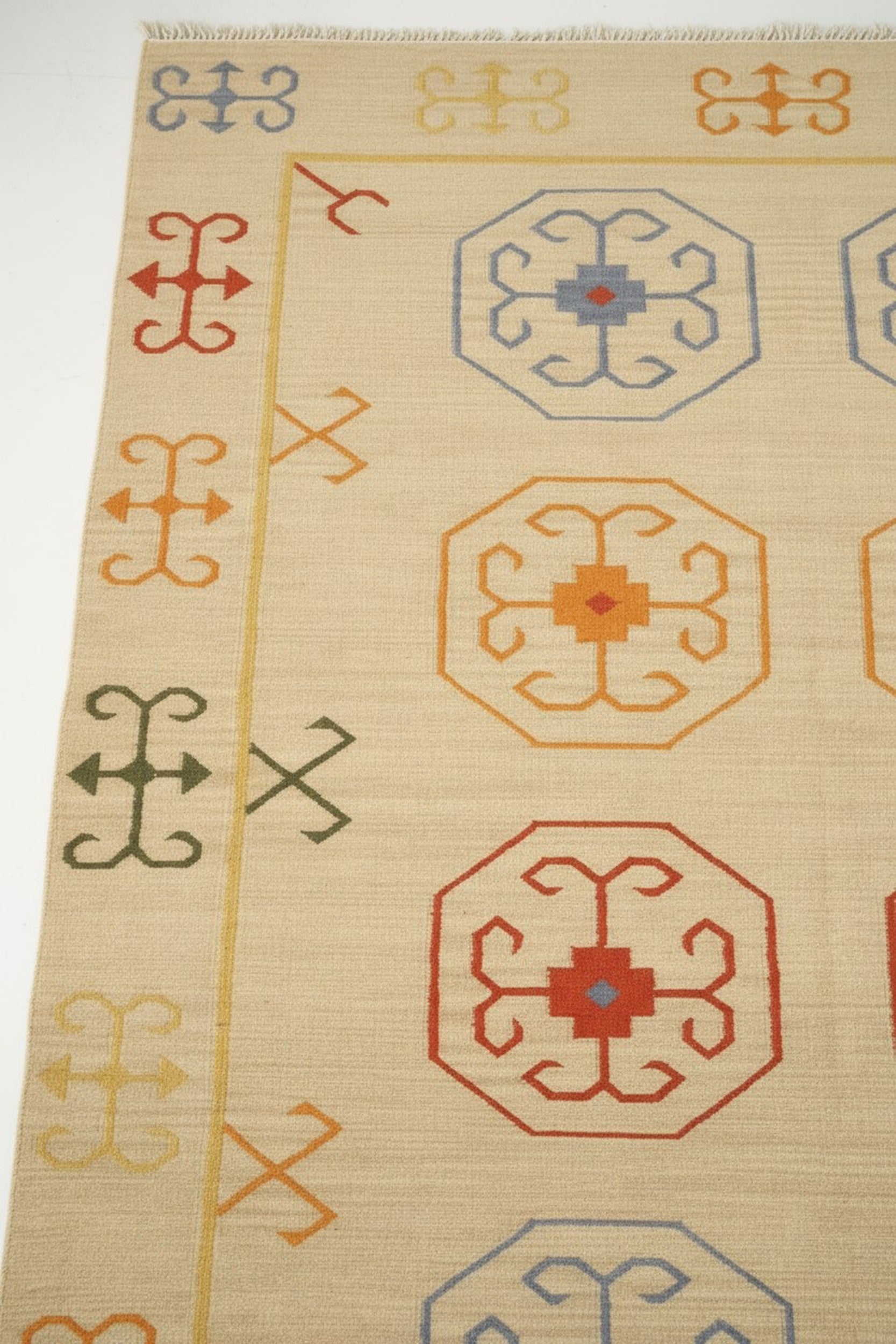 Corner detail of the OSK1IV beige reversible kilim wool rug showing the flat weave