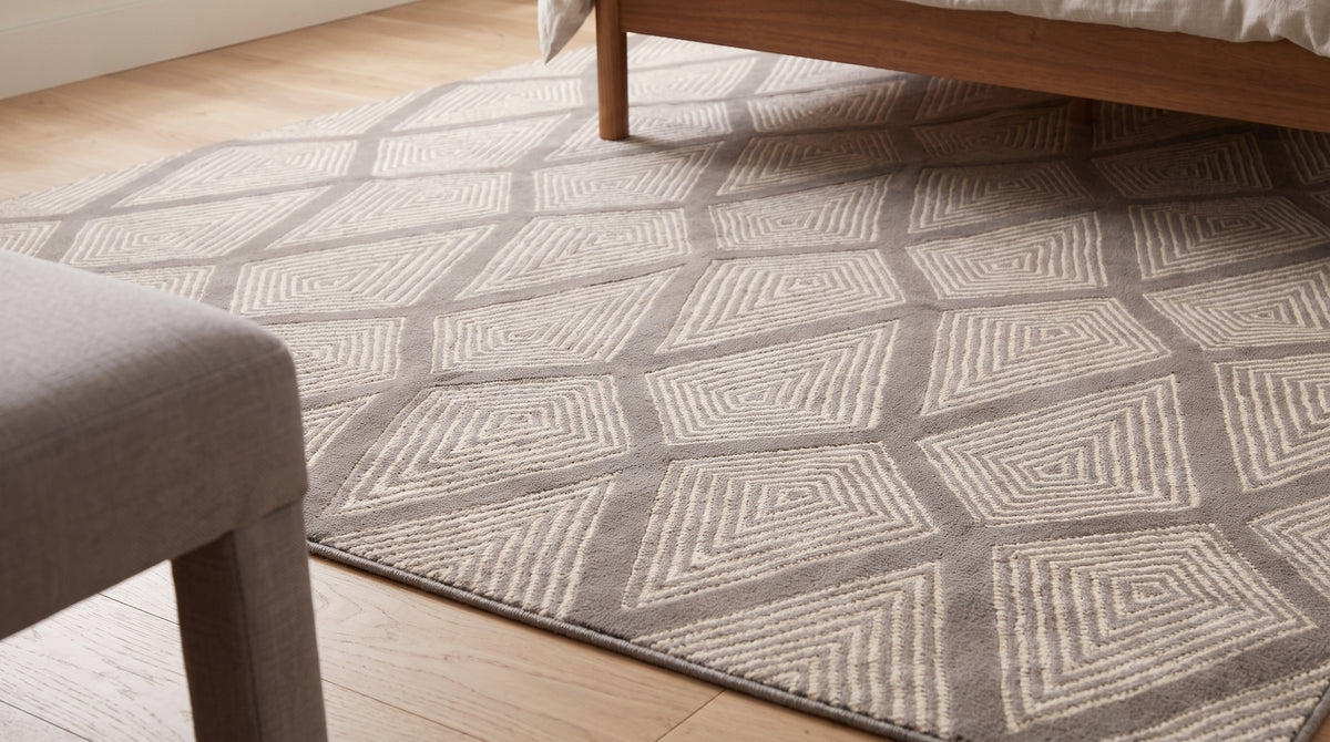 Trendy Diamond Gray Hand Knotted Wool Rug in a bedroom