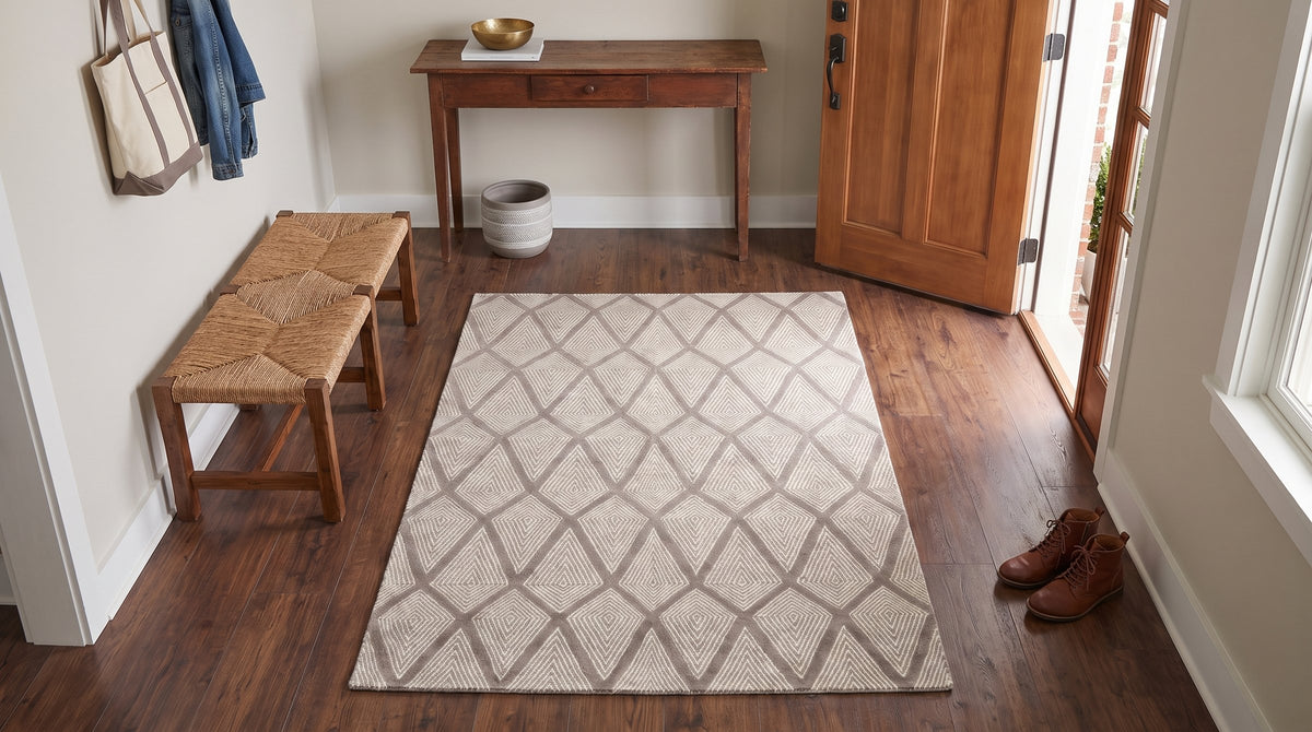 Trendy Diamond Gray Hand Knotted Wool Rug in a entryway