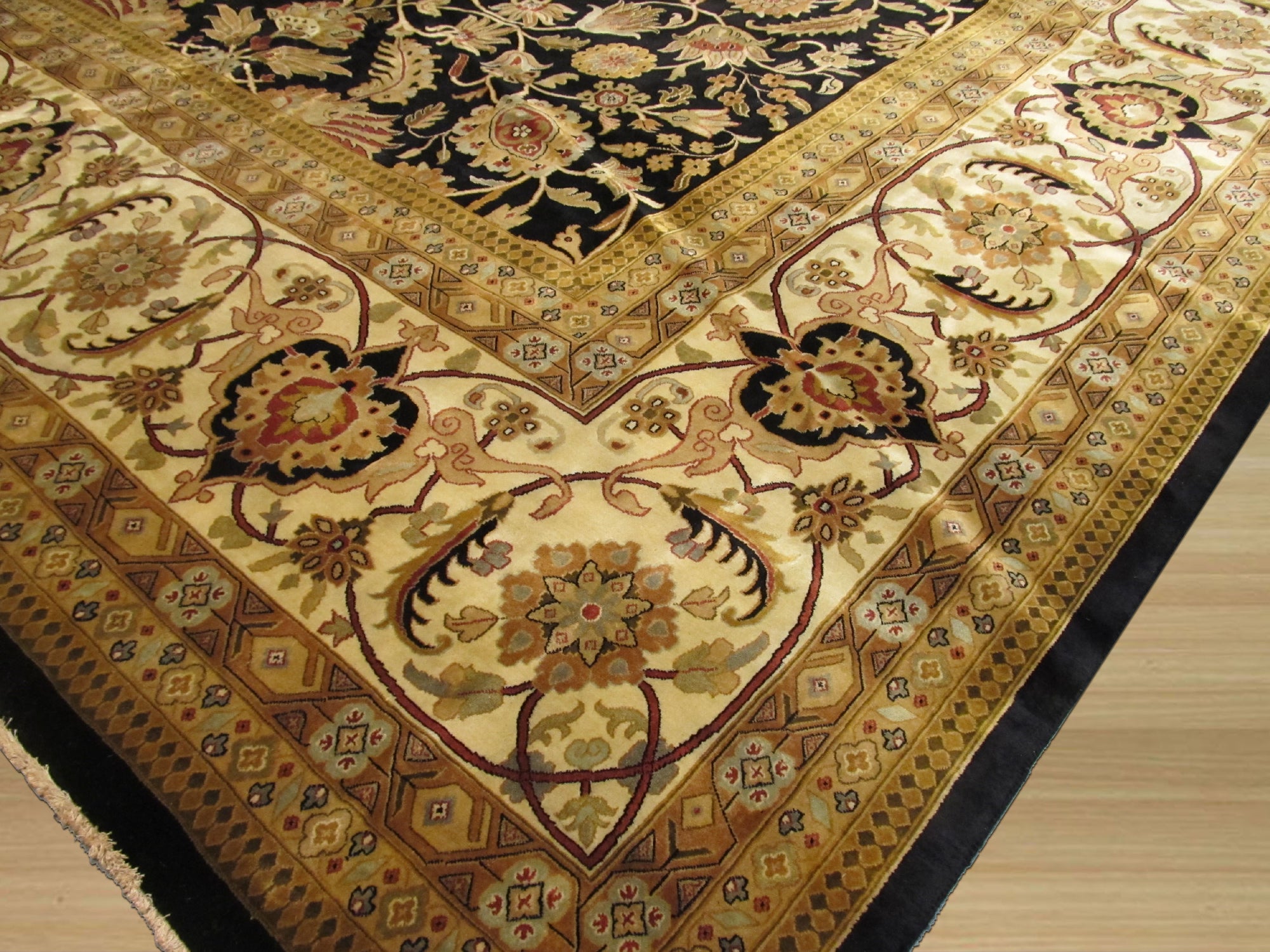 Traditional Oriental Sarouk Rug