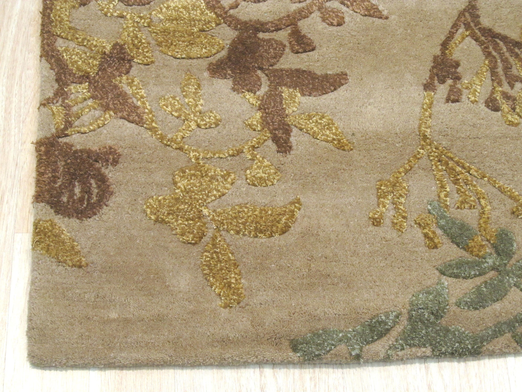 Savannah Bloom Hand-Tufted Floral Wool and Viscose Rug