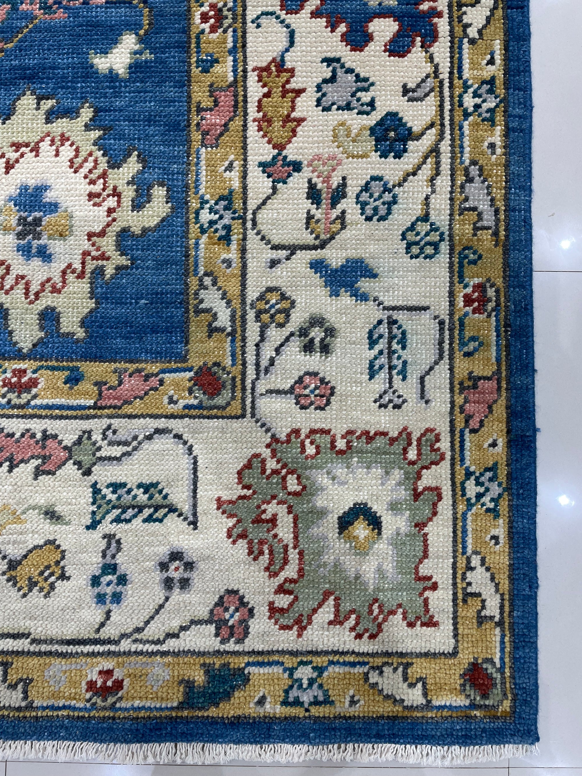 Elegant Mahal Hand-Knotted Wool Rug