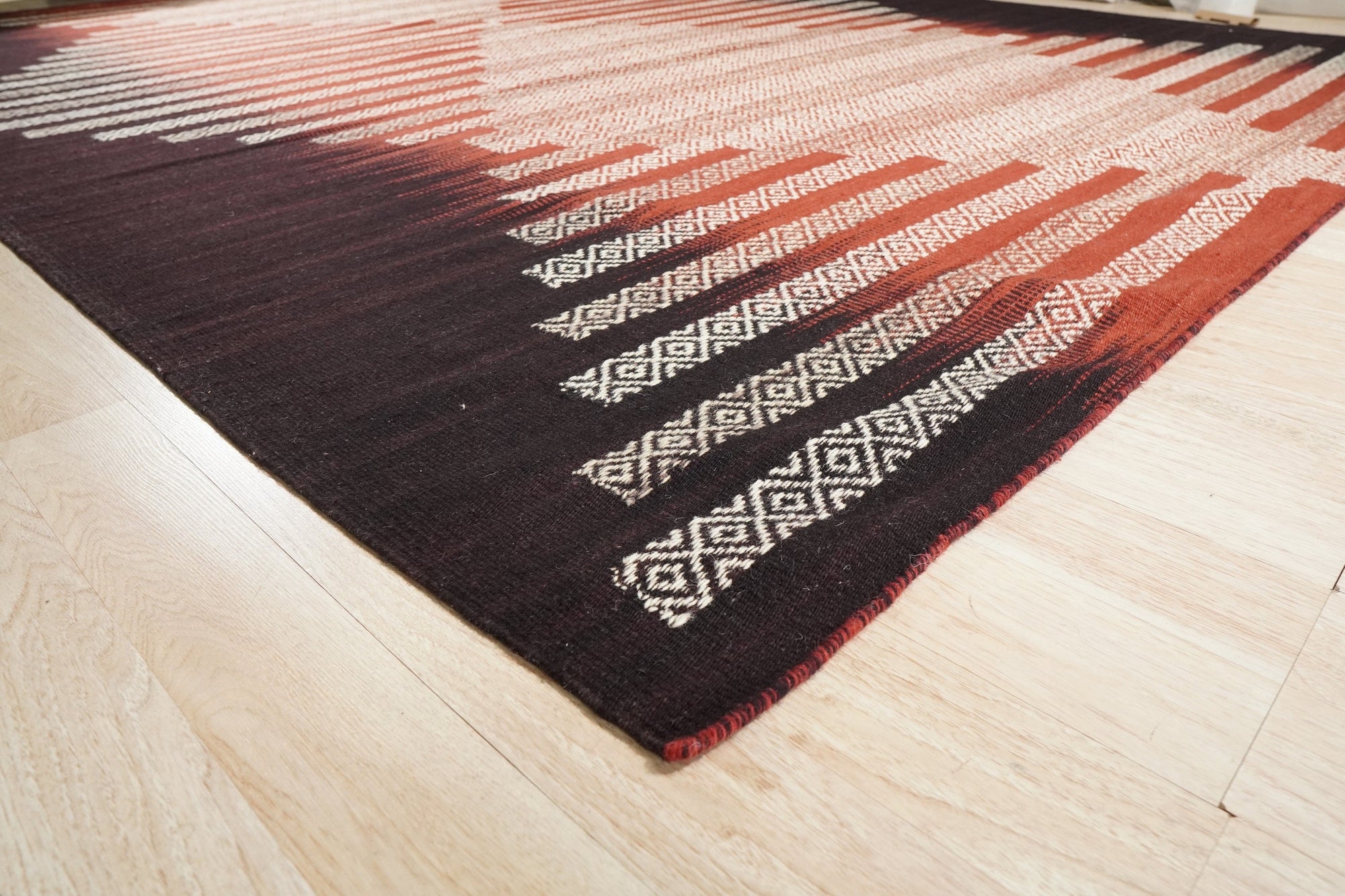 Contemporary Elegance Handmade Wool Rug